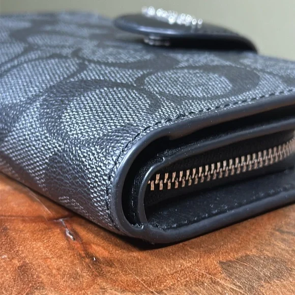 *LIKE NEW* COACH Signature Medium Corner Zip Wallet - Picture 7 of 15